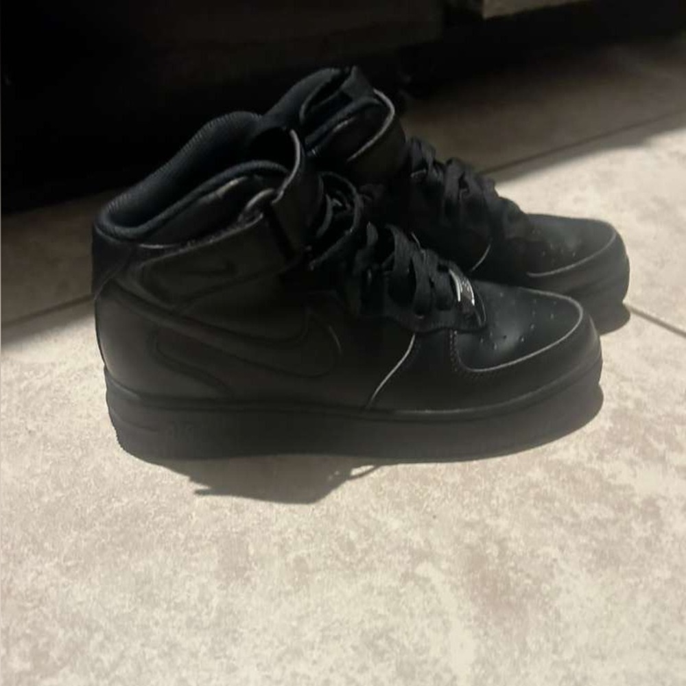 Airforce black mid 4.5